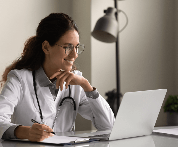 Imagen Prevención - Mujer Médico frente a computador