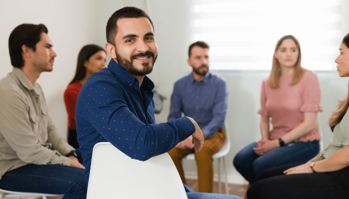 Imagen Programa Intermedio - Hombre en grupo de personas en reunión