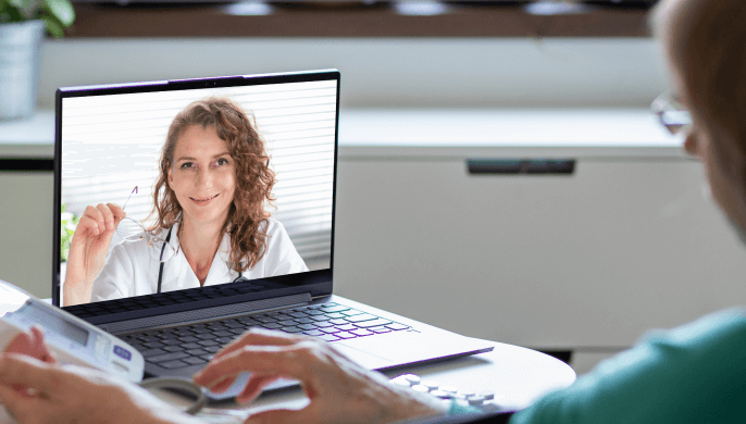 Imagen Programa inicia - Hombre viendo a mujer en video llamada